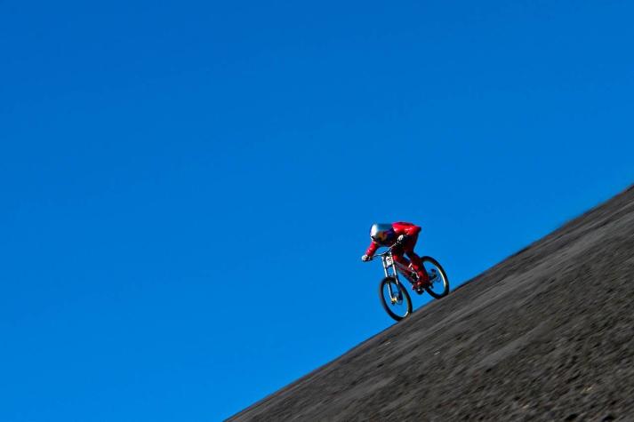 [VIDEO] Austriaco bate récord bajando cerro chileno a 167 kilómetros por hora en "bici"