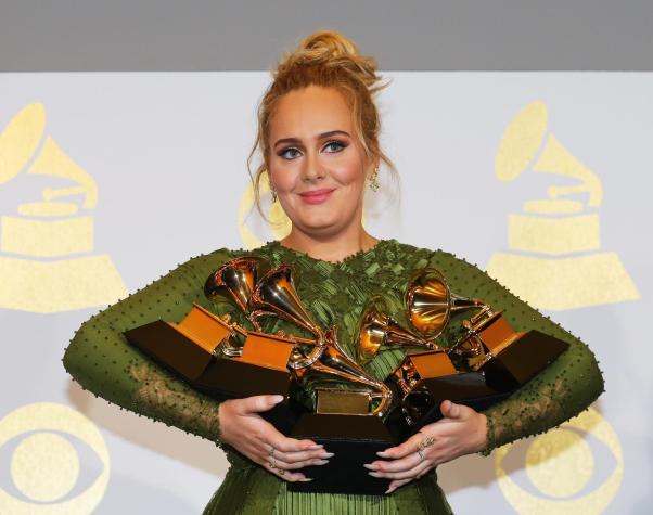 Adele emocionó, desafinó, agradeció a Beyoncé y se convirtió en la gran ganadora del Grammy 2017