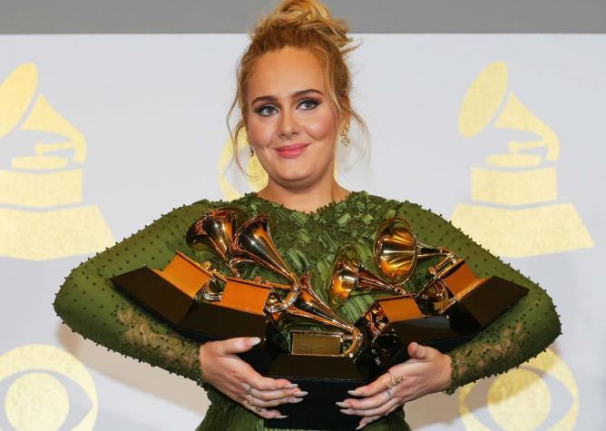 ¿Inspirada en "Chicas pesadas"? El solidario gesto de Adele en los Grammy
