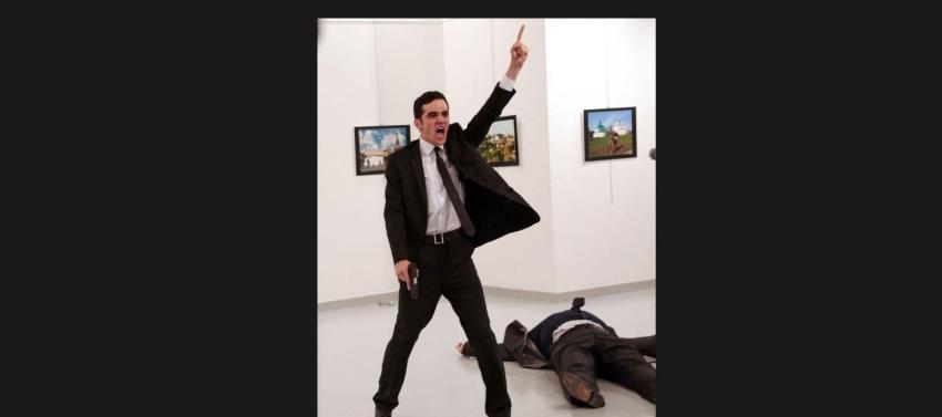 Fotógrafo que capturó el asesinato del embajador ruso en Turquía gana el World Press Photo