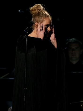 Adele tropieza en el Grammy con su homenaje a George Michael y termina en llanto