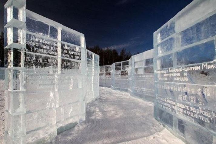 Conoce la primera biblioteca de hielo del mundo a orillas del lago Baikal en Rusia