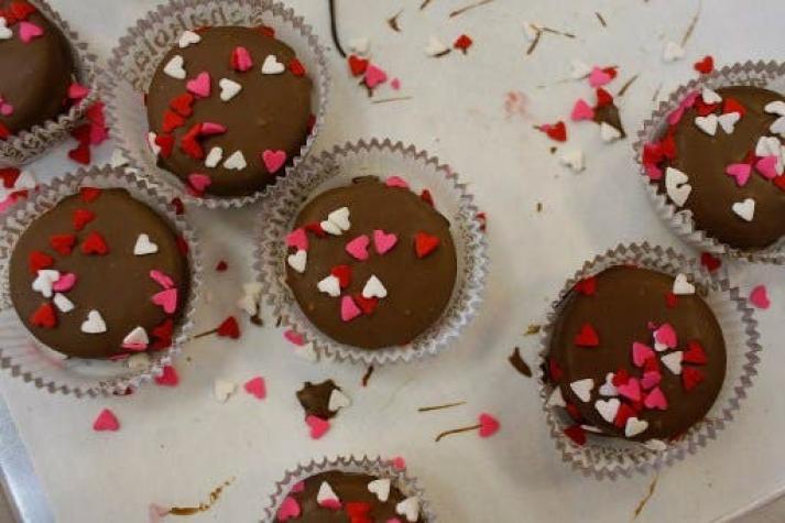 ¿Piensa regalar chocolates para el día de los enamorados? Este año le podría costar más barato
