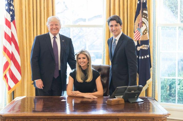 La polémica foto de Ivanka Trump en el escritorio presidencial