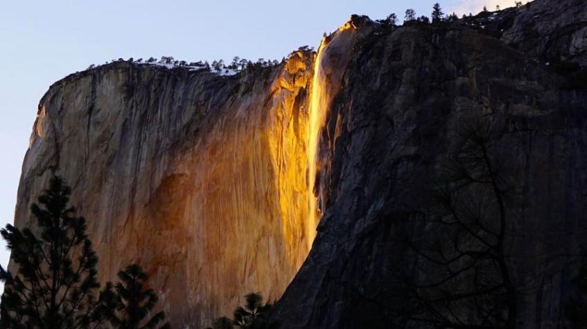 Fenómeno de la catarata de fuego vuelve a ocurrir en el Parque Yosemite