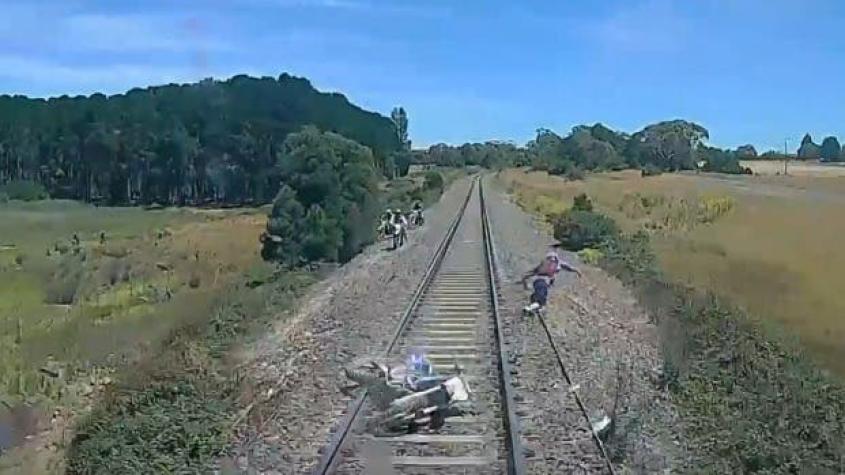 [VIDEO] Motociclista en la vía de un tren salva la vida en el último segundo