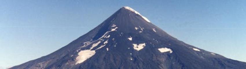 Sernageomin decreta alerta amarilla por actividad del volcán Lanín, en Curarrehue