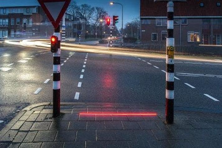 Ciudad holandesa instala semáforos en el suelo para peatones que van distraídos con el celular