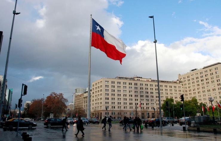 El polémico proyecto que busca sancionar a quienes utilicen emoji de la bandera chilena en Texas
