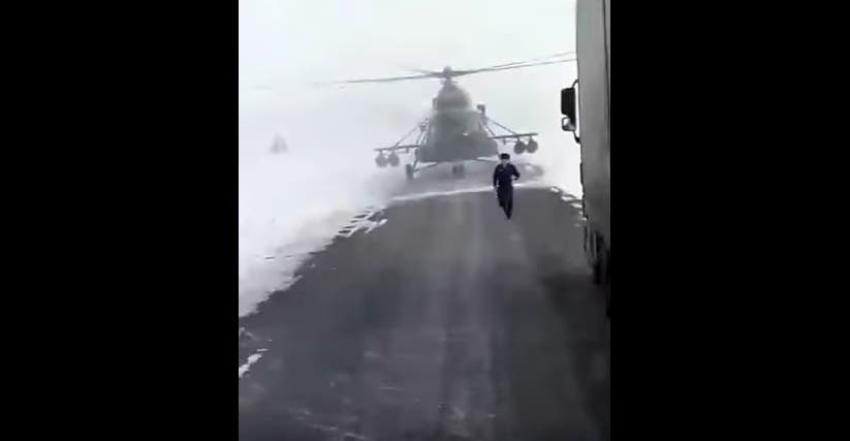 [VIDEO] Un helicóptero se pierde y baja a la carretera a preguntar