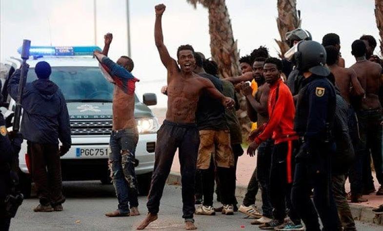 Unos 300 migrantes entran en España forzando la valla de Ceuta