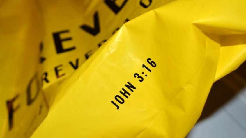 Descubre el mensaje oculto en las bolsas de la tienda Forever 21