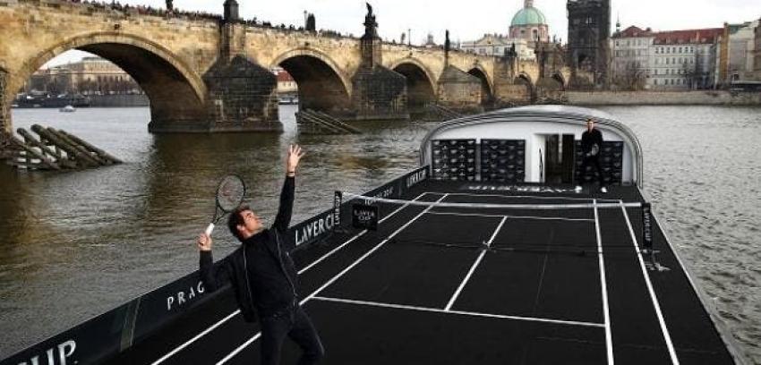 [VIDEO] ¡Insólito! Roger Federer y Tomas Berdych animan partido de tenis en un barco