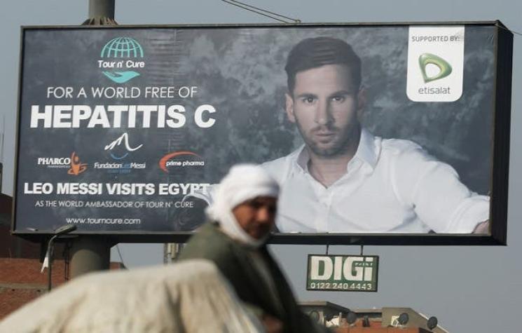 Messi visita Egipto para una campaña contra la hepatitis C
