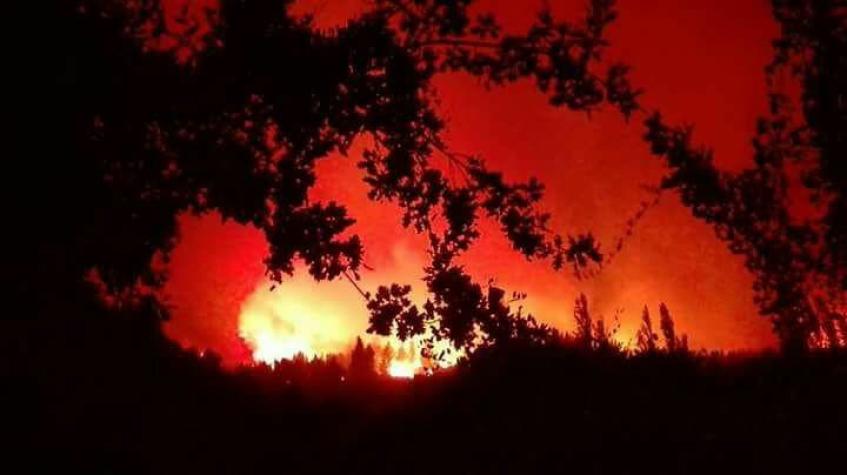 Parral: autoridades monitorean incendio forestal que ya consumió 40 viviendas