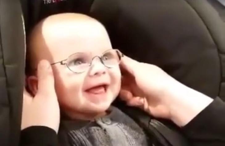 La adorable reacción de un bebé al usar lentes y ver con claridad a su madre por primera vez