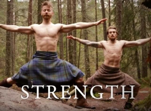 Video de dos hombres haciendo yoga con falda escocesa se vuelve viral