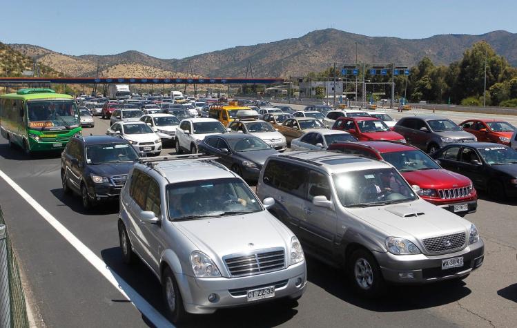 Anuncian plan de contingencia por retorno de 297 mil vehículos a Santiago