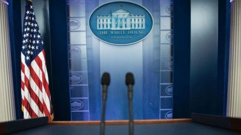 La polémica exclusión de grandes medios de una conferencia de prensa en la Casa Blanca