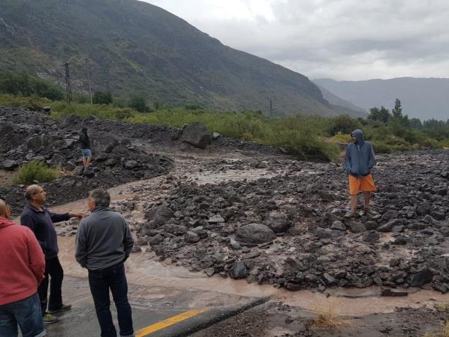 Fuertes lluvias provocan evacuación preventiva en Cajón del Maipo