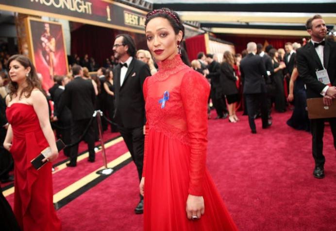 ¿Por qué los famosos andan con un lazo azul en la entrega de los Premios Oscar?