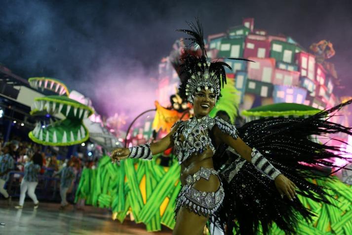 Tres mujer en brasileño samba carnaval disfraz con vistoso plumas