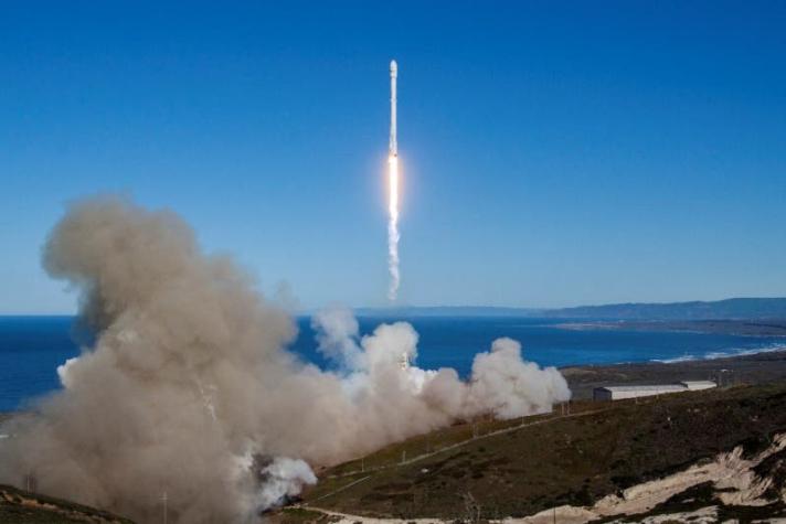 SpaceX anuncia que enviará a dos turistas alrededor de la Luna en 2018