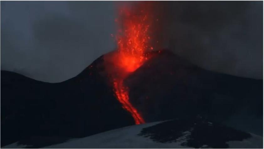 Volcán italiano Etna entra en erupción dejando impresionantes imágenes