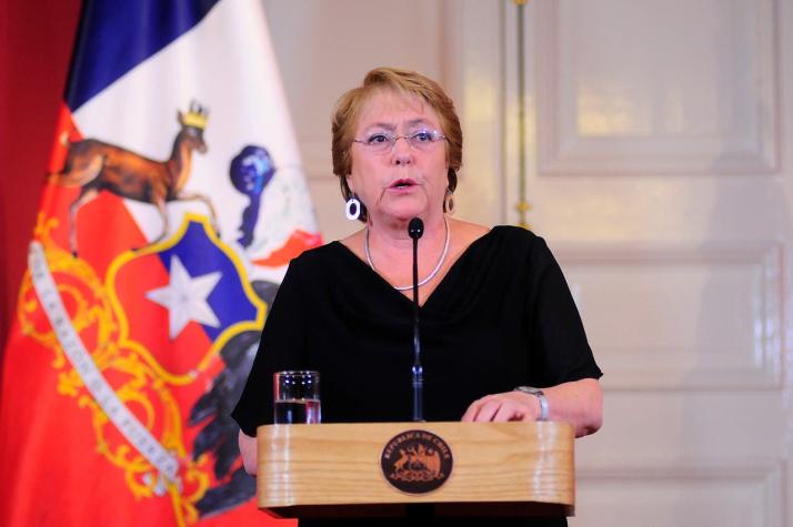 Adimark: Aprobación a Bachelet cae cuatro puntos tras crítica evaluación de gestión de incendios