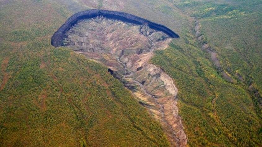 "Una puerta al infierno": el gigantesco cráter de Siberia que sigue creciendo
