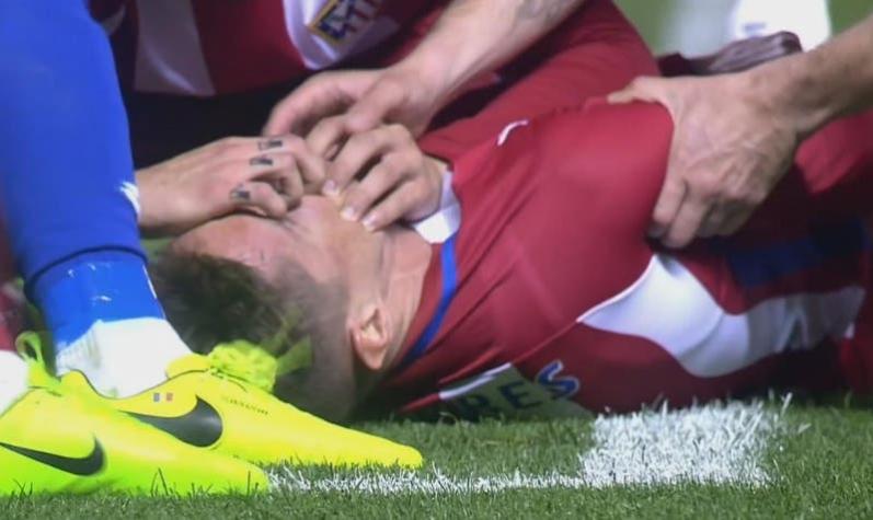 [VIDEO] Fernando Torres se recupera tras sufrir caída que generó la alarma de sus compañeros
