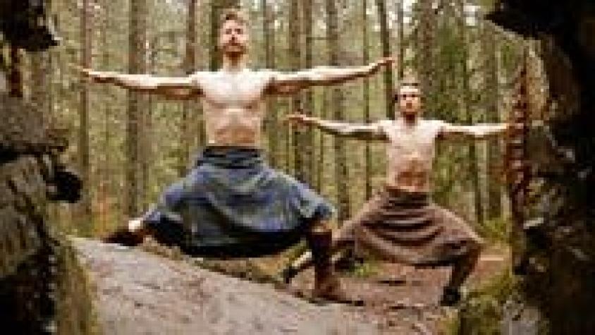 Barbas, faldas, nalgas y paisaje: los escoceses que se hicieron virales haciendo yoga en kilt