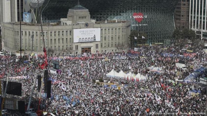Manifestaciones en Seúl a favor y en contra de la destitución de Presidenta Park Geun-hye