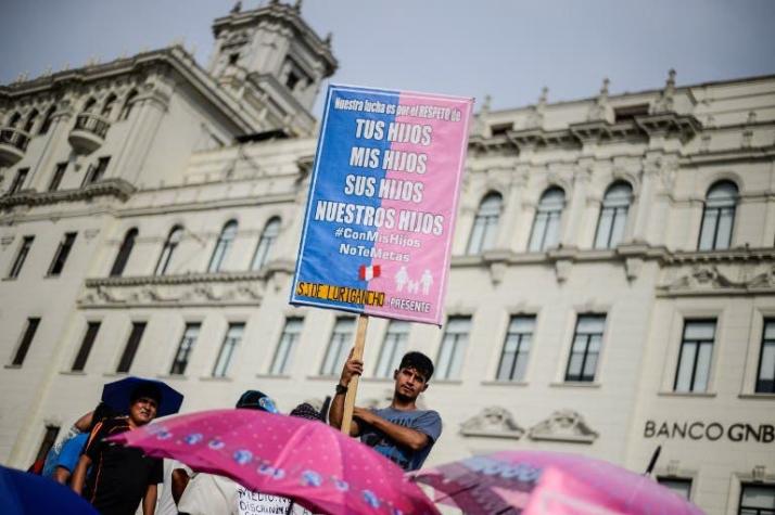 Masiva marcha contra "ideología de género" en Perú