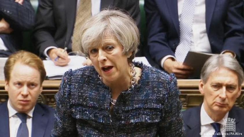 Diputados británicos piden a Theresa May garantizar derechos de comunitarios "ahora"
