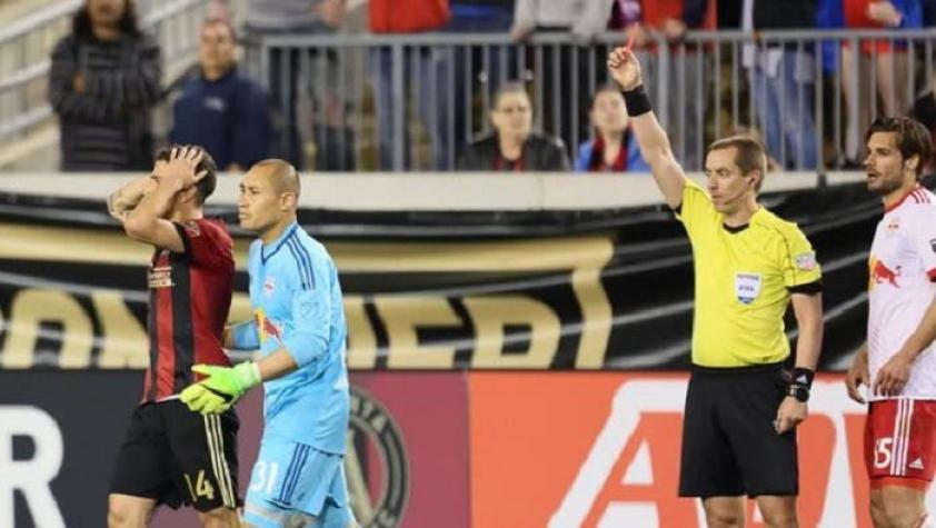 [VIDEO] Carlos Carmona fue expulsado por dar pisotón a rival en su debut en la MLS
