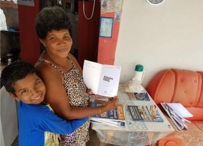 La conmovedora historia del niño de 11 años que le está enseñando a leer a su mamá en Brasil