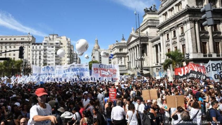 Argentina: masiva movilización de docentes en huelga