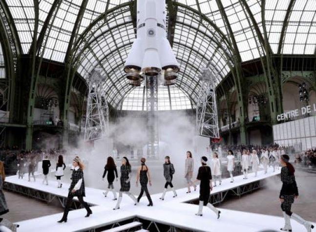 Chanel "despega" a un cohete en un desfile inspirado en la moda futurista