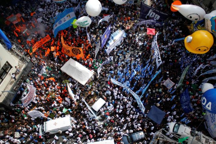 Argentina: Anuncian huelga general contra Macri tras masiva protesta sindical