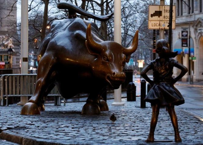 Una niña de bronce desafía al toro de Wall Street por el Día de la Mujer