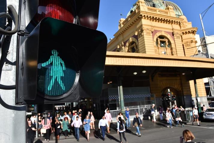 Debate en Australia por instalar semáforos con figuras femeninas