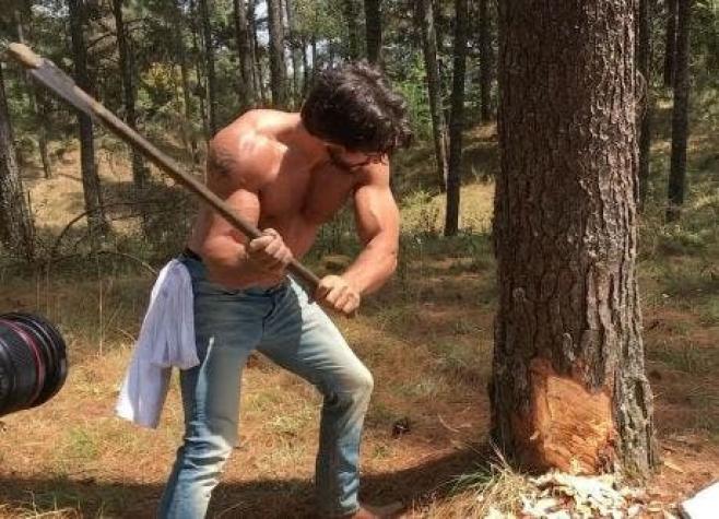 Cristián de la Fuente genera polémica al subir video talando un árbol