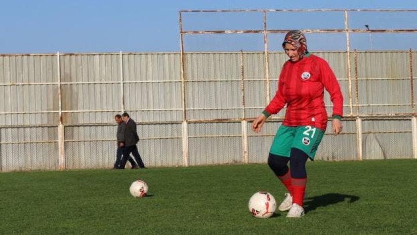 "Me entierran debajo del banderín de córner", la mujer que desafió a su familia para ser futbolista