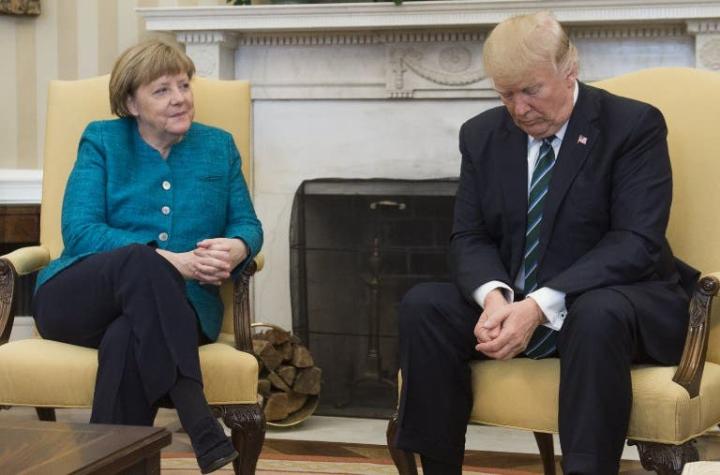 Donald Trump se niega a darle la mano a Angela Merkel