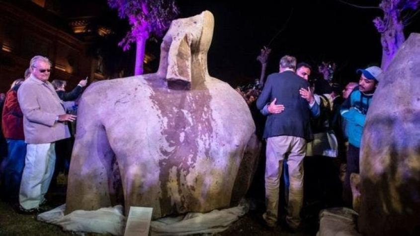 Los jeroglíficos que pueden revelar la identidad de la enorme estatua descubierta en Egipto