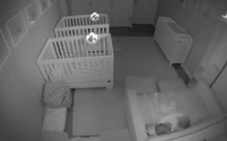 [VIDEO] Esto es lo que dos gemelos hacen mientras deberían dormir