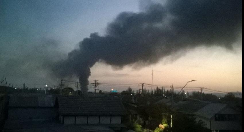 Incendio en fábrica de San Bernardo genera oscura columna de humo