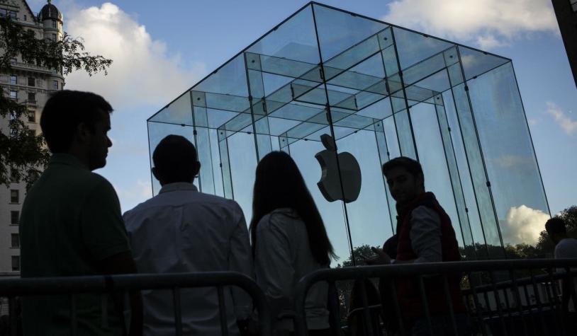 Apple presenta iPad más barato de su historia y nuevo iPhone rojo