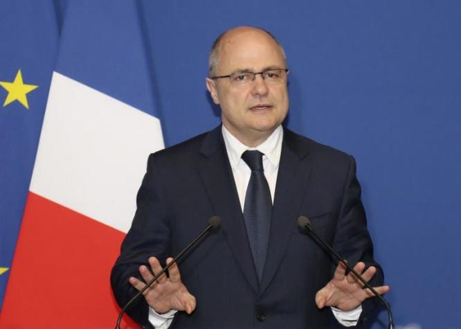 Renuncia ministro del Interior francés en medio de polémica por contratos a sus hijas